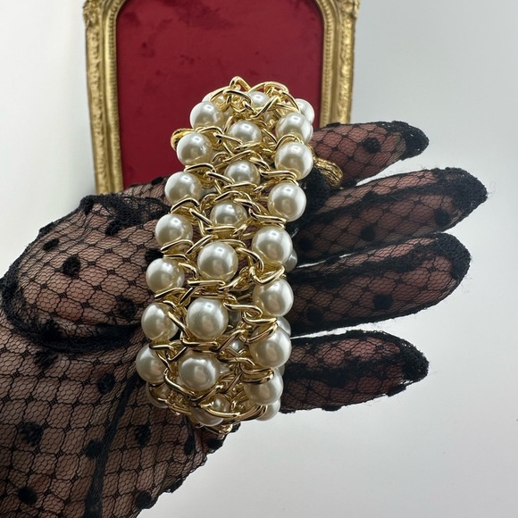 Vintage Luxury Honeybee Gold White Pearl Linked Bracelet - Picture 5 of 13